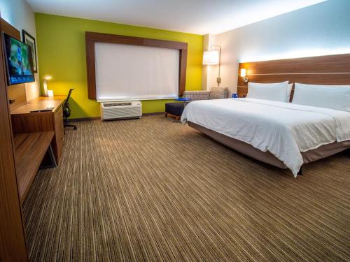 Holiday Inn Express & Suites - Oklahoma City Airport an IHG Hotel - main image